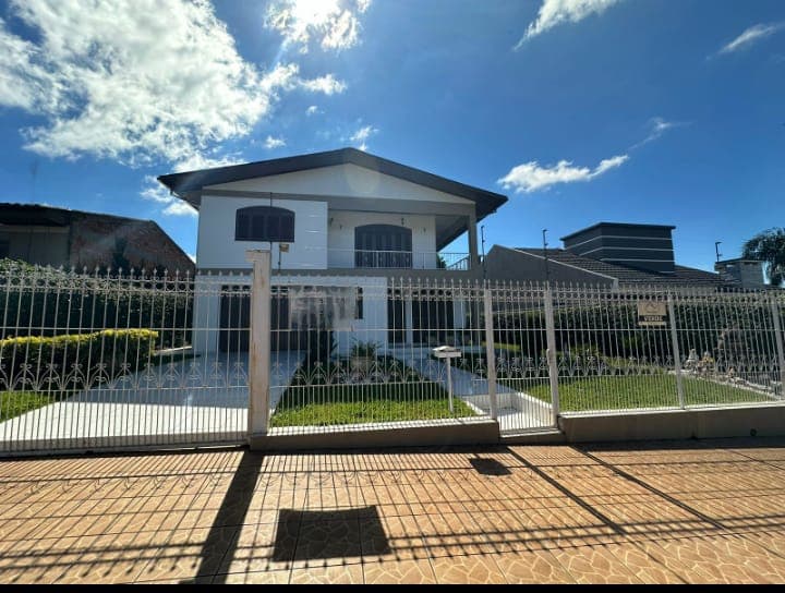 Foto do imóvel CASA AMPLA DE DOIS ANDARES
